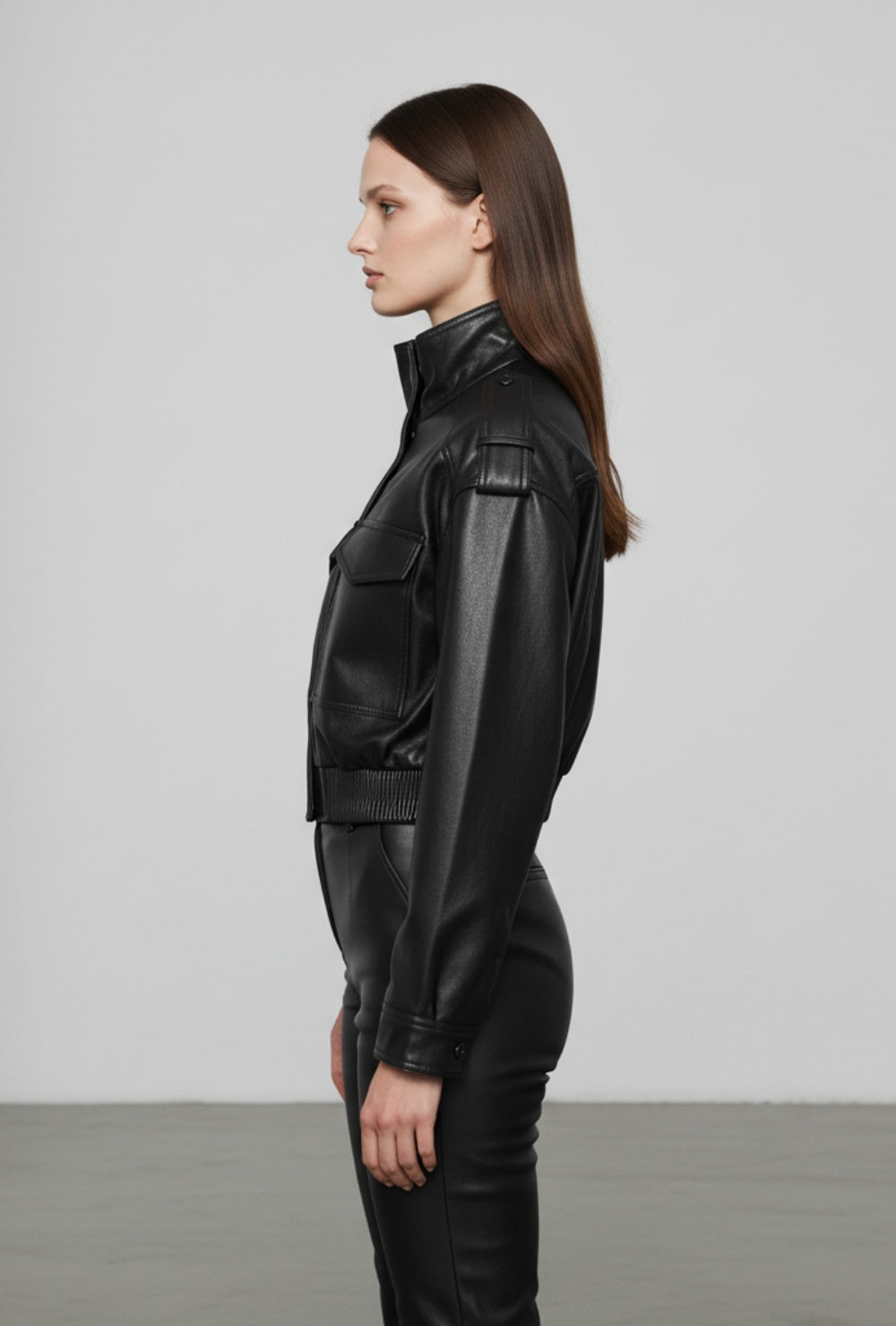 Kurtka bomber z ekoskóry o skróconym kroju i dużych kieszeniach z przodu