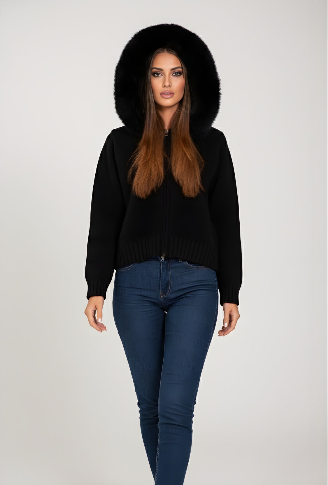 Kurtka dzianinowa z kapturem obszytym sztucznym futrem