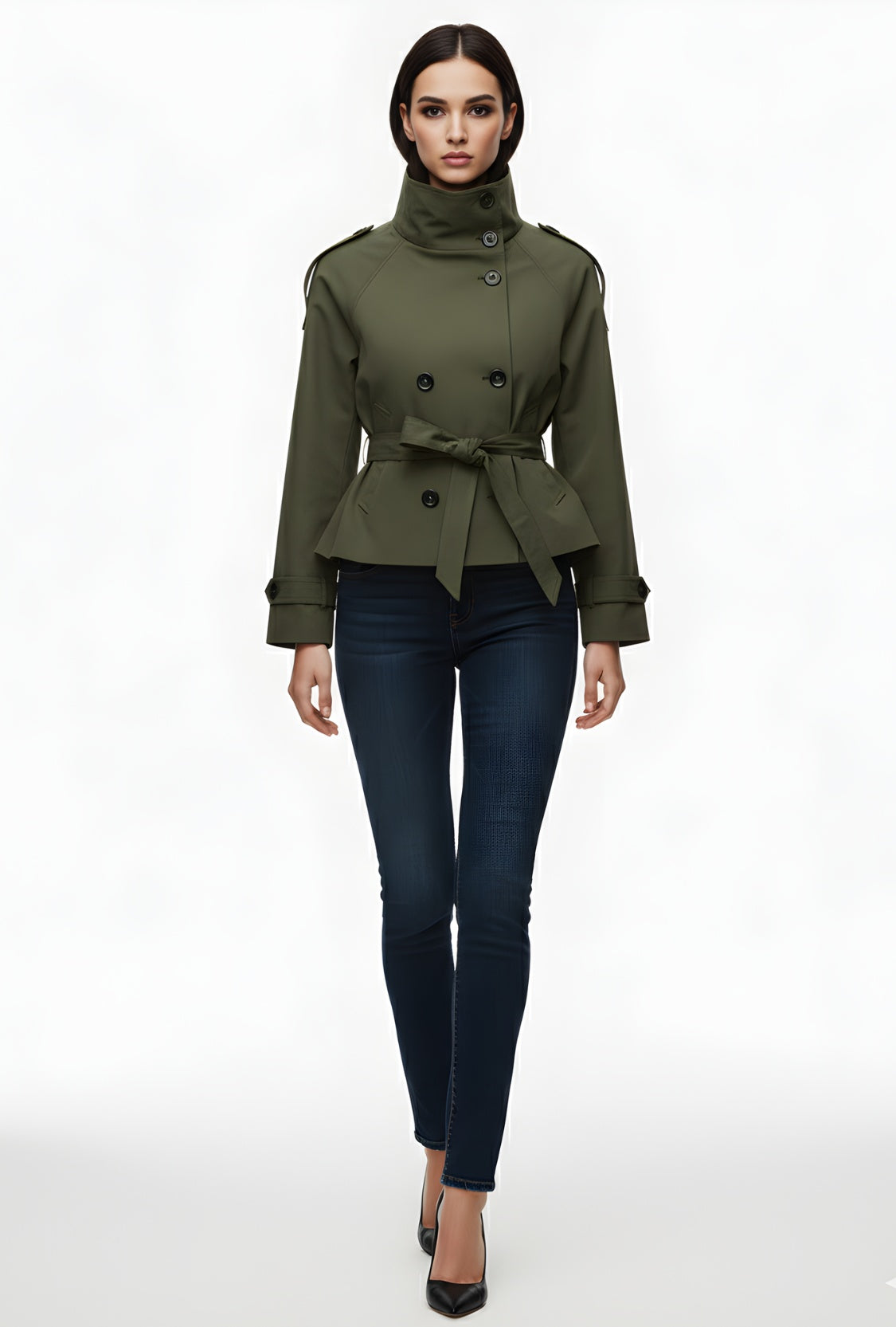 Krótki trencz z paskiem i wysokim kołnierzem o klasycznym kroju