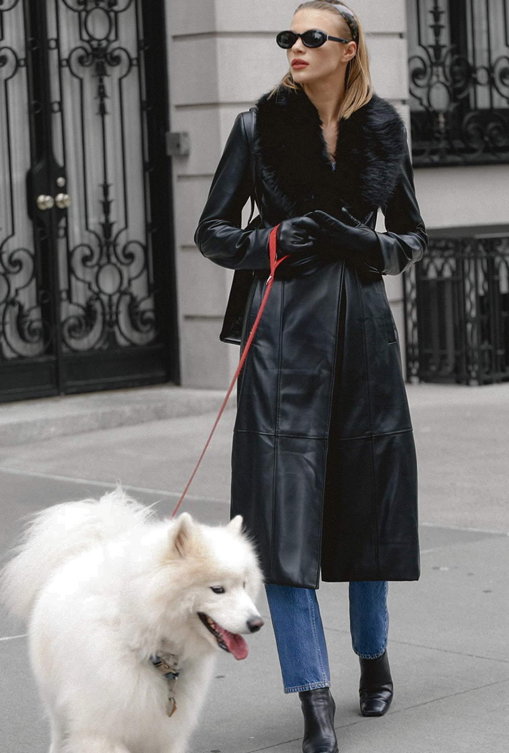 Długi płaszcz z wegańskiej skóry z odpinanym kołnierzem z imitacji futra