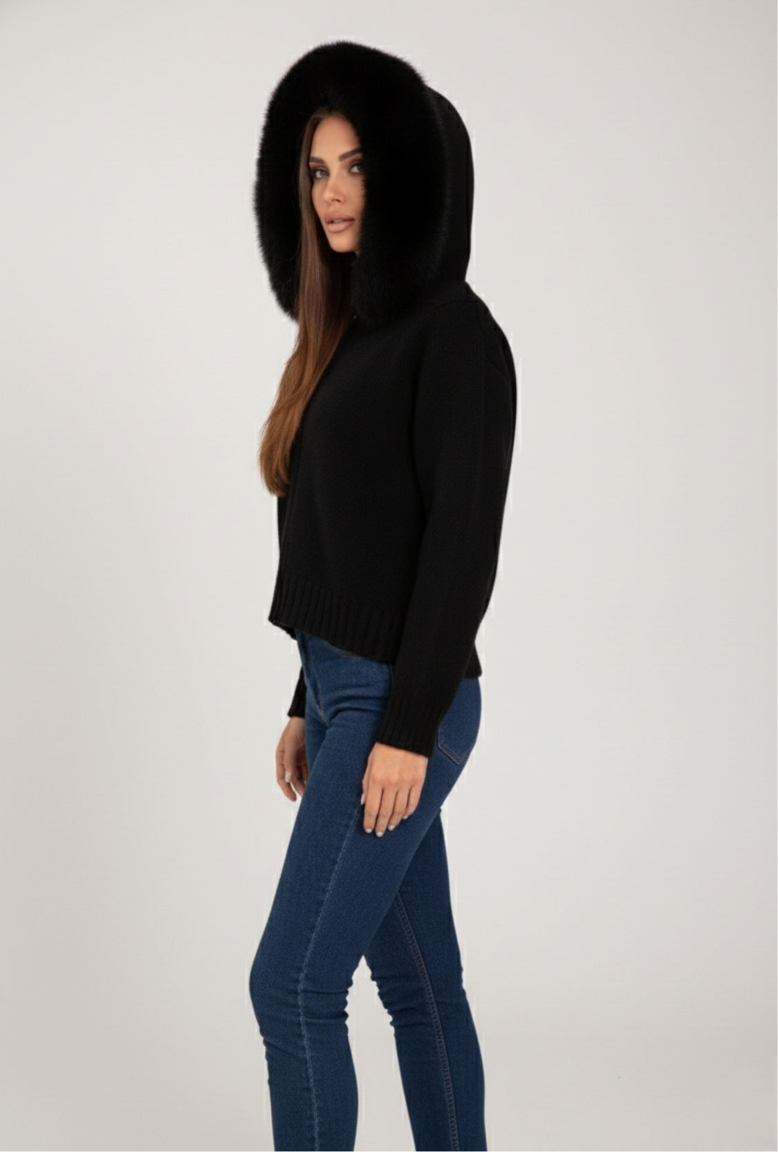 Kurtka dzianinowa z kapturem obszytym sztucznym futrem