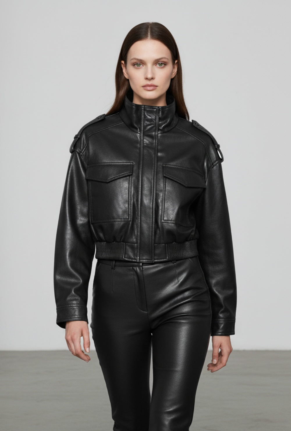 Kurtka bomber z ekoskóry o skróconym kroju i dużych kieszeniach z przodu