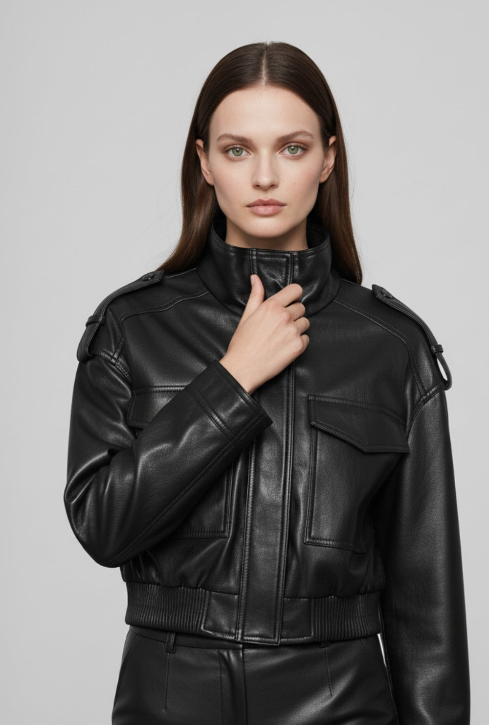 Kurtka bomber z ekoskóry o skróconym kroju i dużych kieszeniach z przodu