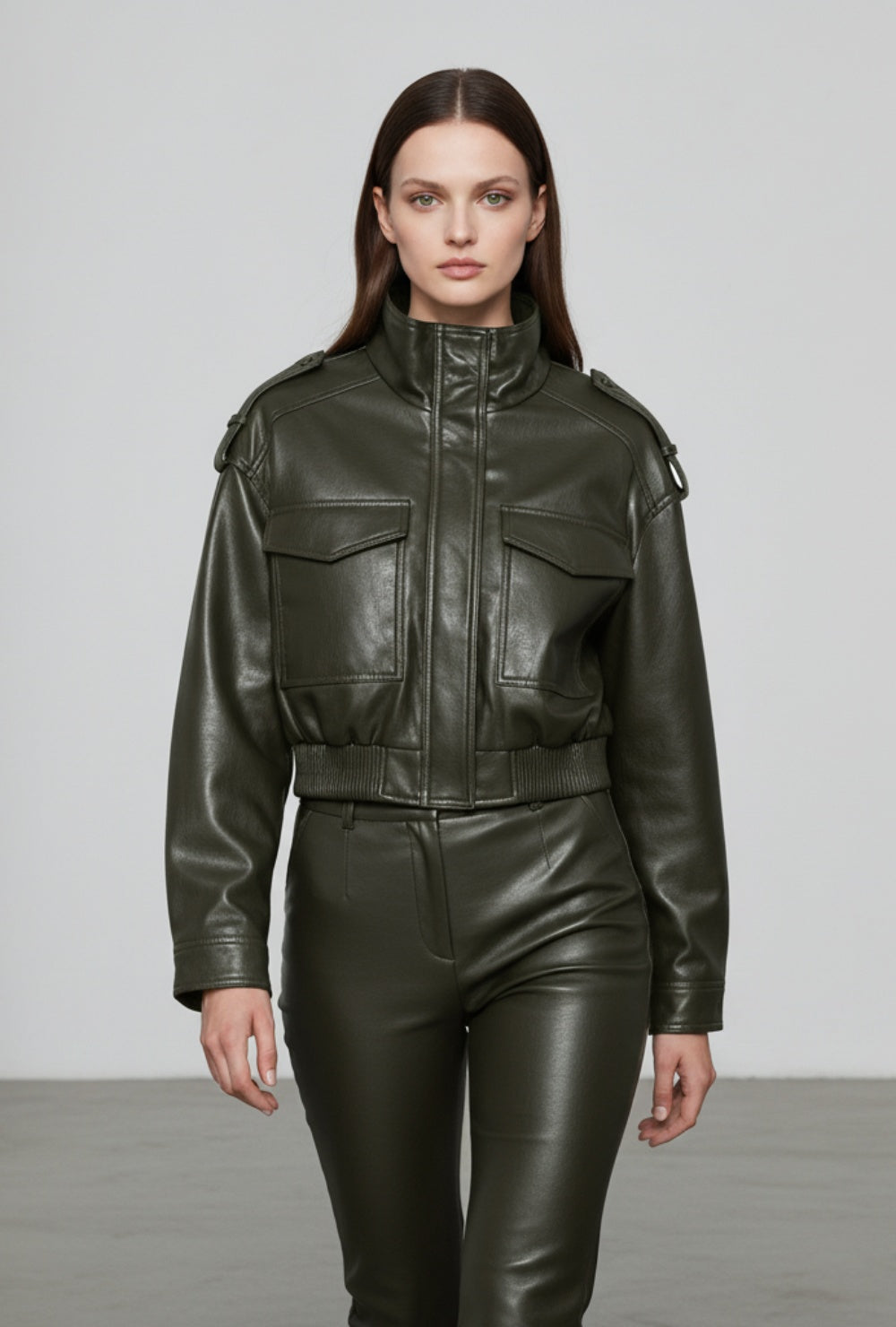 Kurtka bomber z ekoskóry o skróconym kroju i dużych kieszeniach z przodu