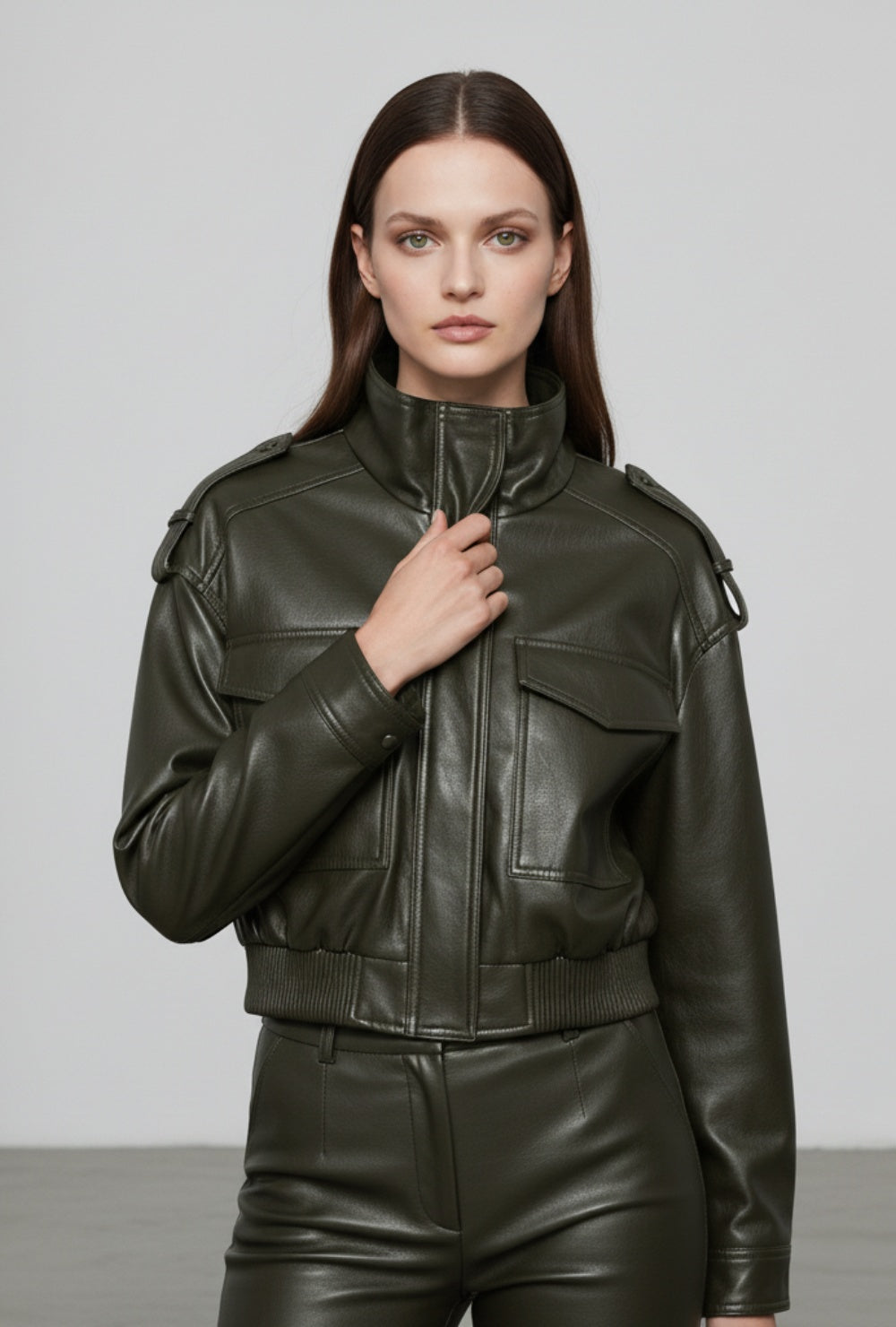 Kurtka bomber z ekoskóry o skróconym kroju i dużych kieszeniach z przodu