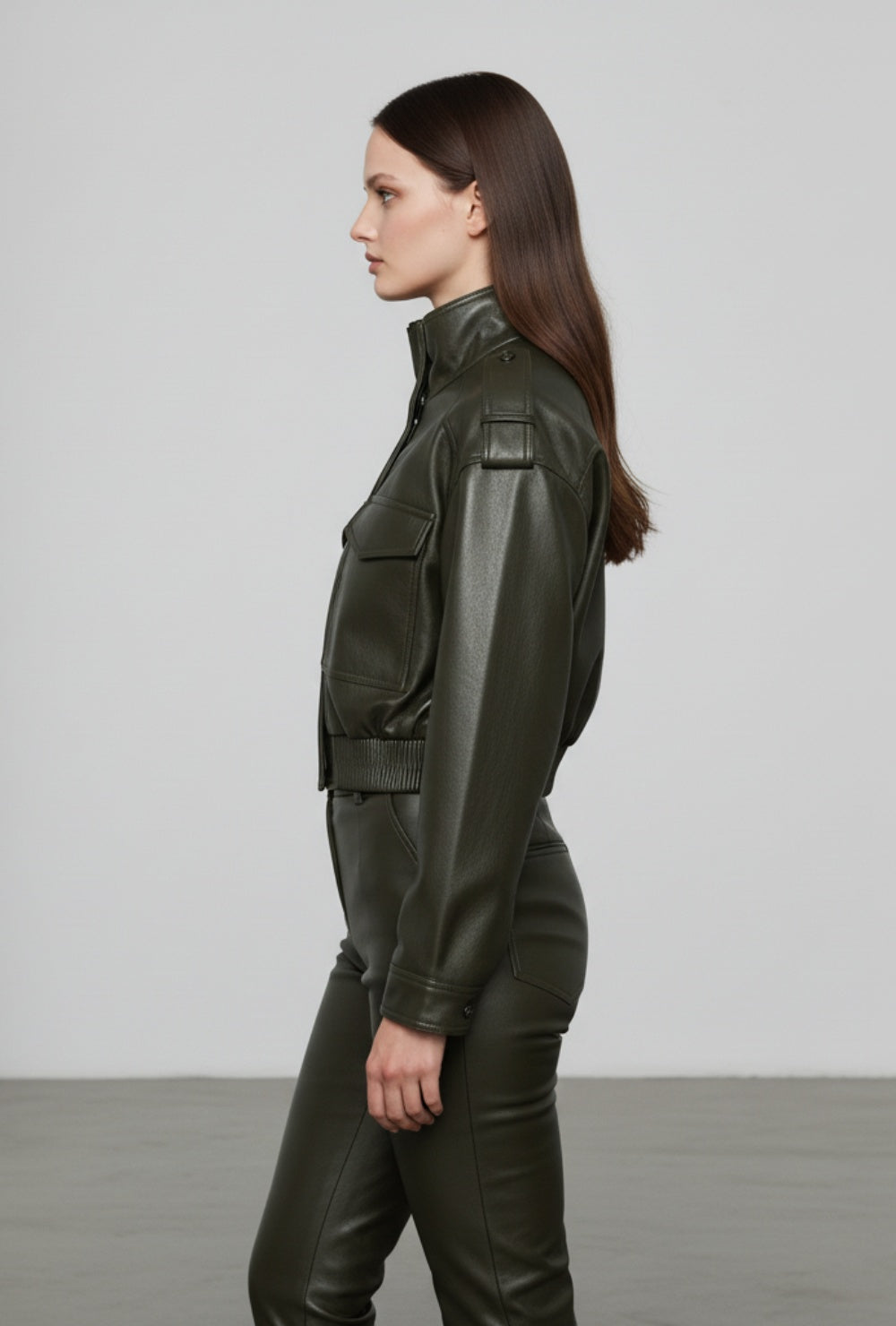 Kurtka bomber z ekoskóry o skróconym kroju i dużych kieszeniach z przodu