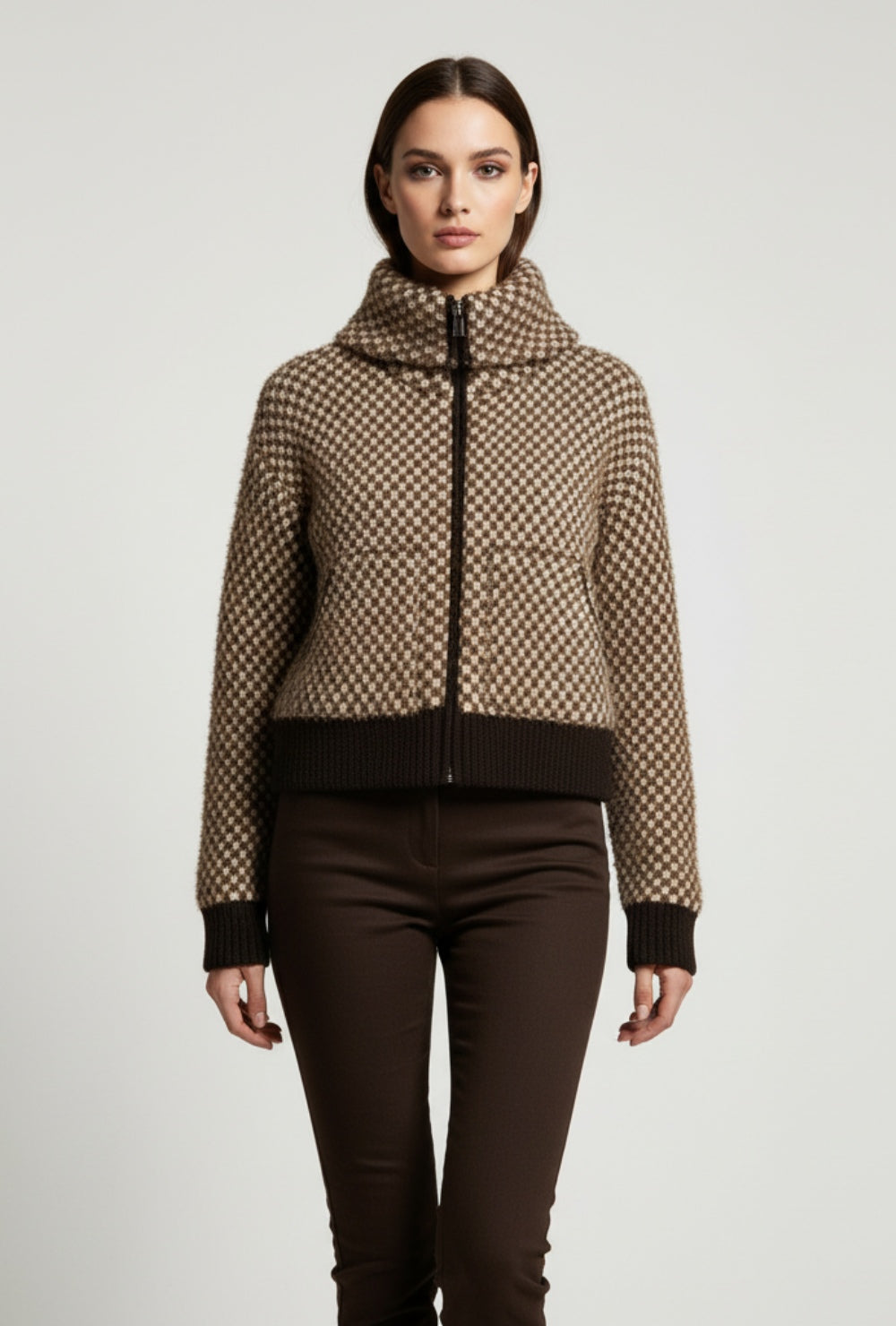 Kurtka z wysokim kołnierzem z dzianiny i sztucznego futra w brązowo-beżowy wzór