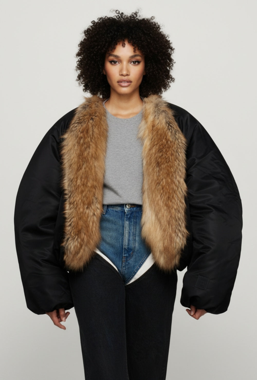 Kurtka bomber oversize z czarnym korpusem i brązowym futrzanym kołnierzem