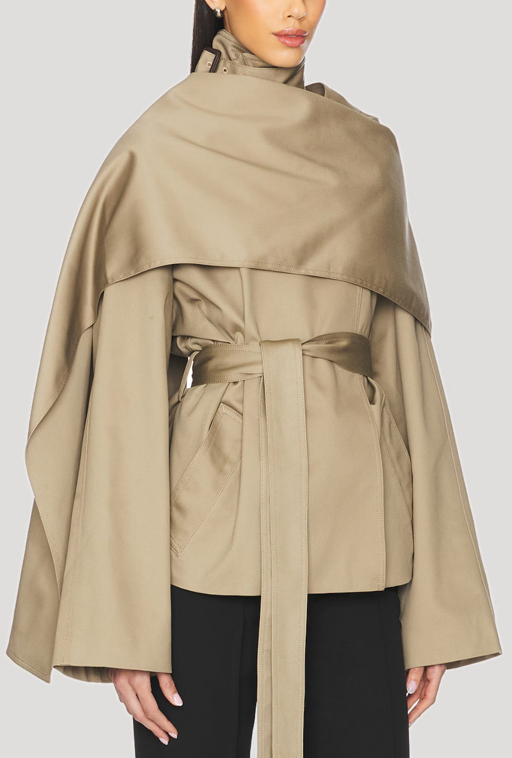 Krótki trencz z ozdobnym szalem i wiązaniem w talii