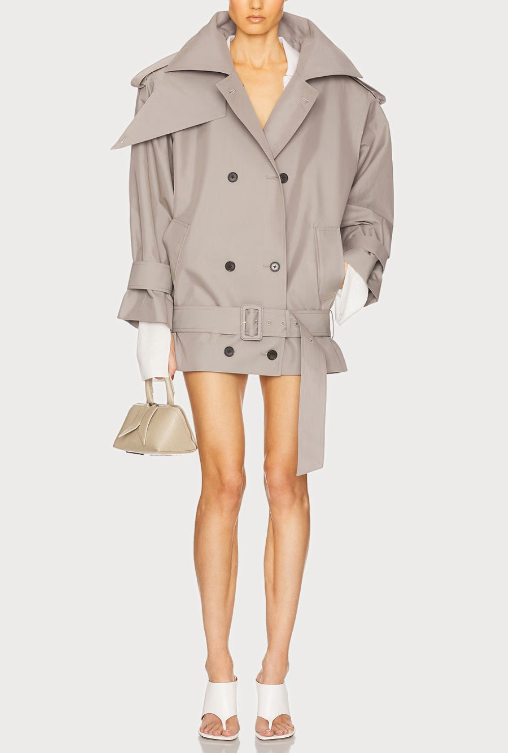 Krótki trencz w kolorze taupe z wysoką stójką, paskiem w talii i podwójnym zapięciem na guziki