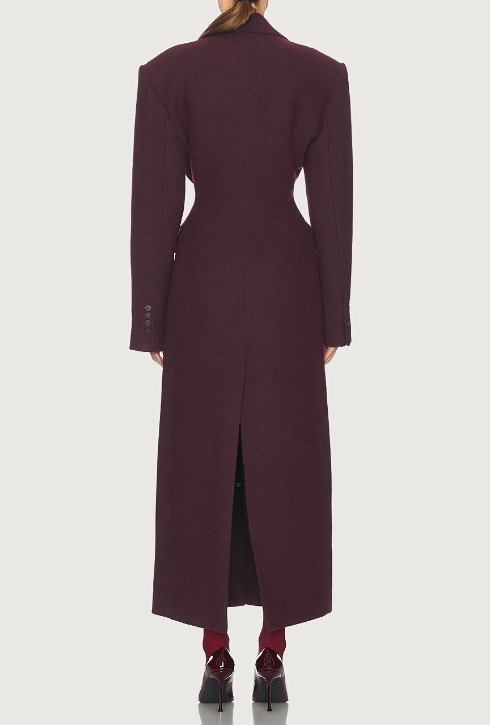 Długi wełniany oversize płaszcz z szerokimi ramionami i guzikami