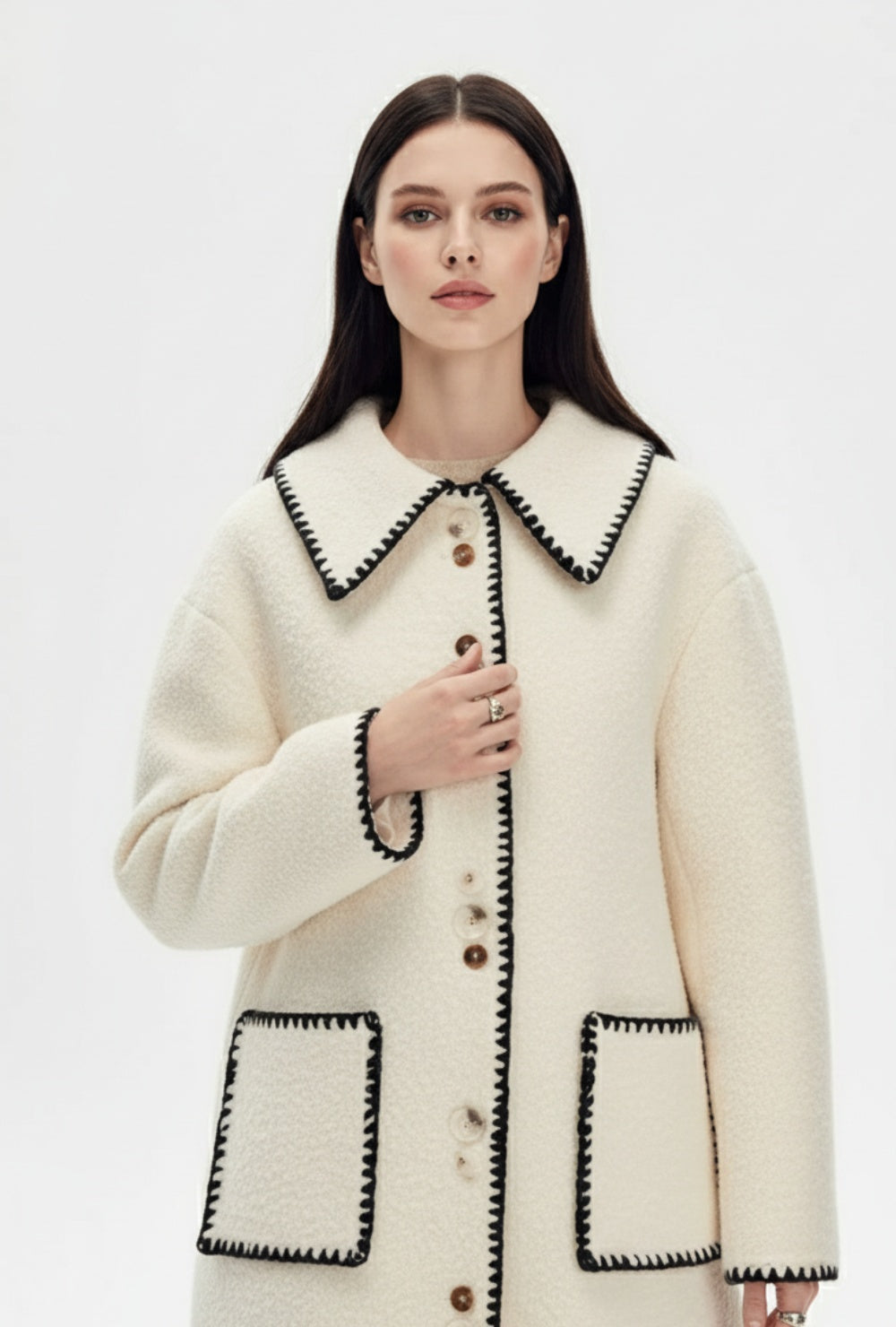 Kremowa płaszcz z wełny z kontrastowym haftem przy kołnierzu i kieszeniach