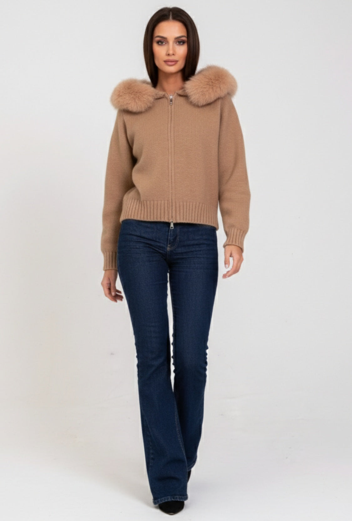 Kurtka dzianinowa z kapturem obszytym sztucznym futrem