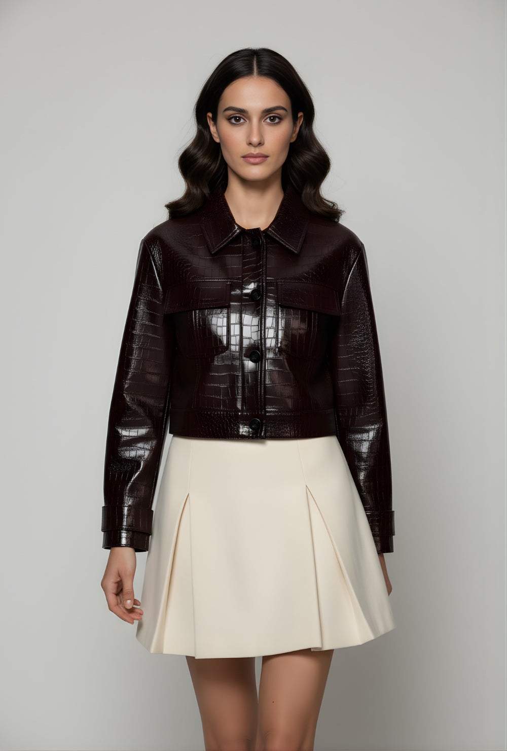 Kurtka krótka z ekologicznej skóry o fakturze krokodyla w kolorze ciemnobrązowym