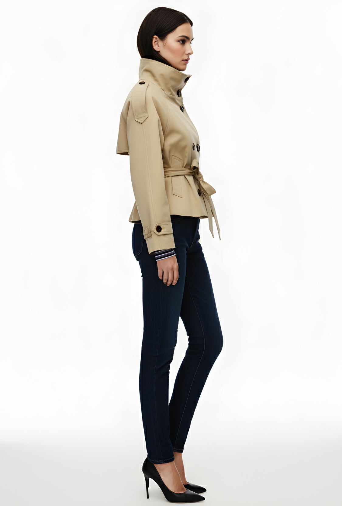 Krótki trencz z paskiem i wysokim kołnierzem o klasycznym kroju