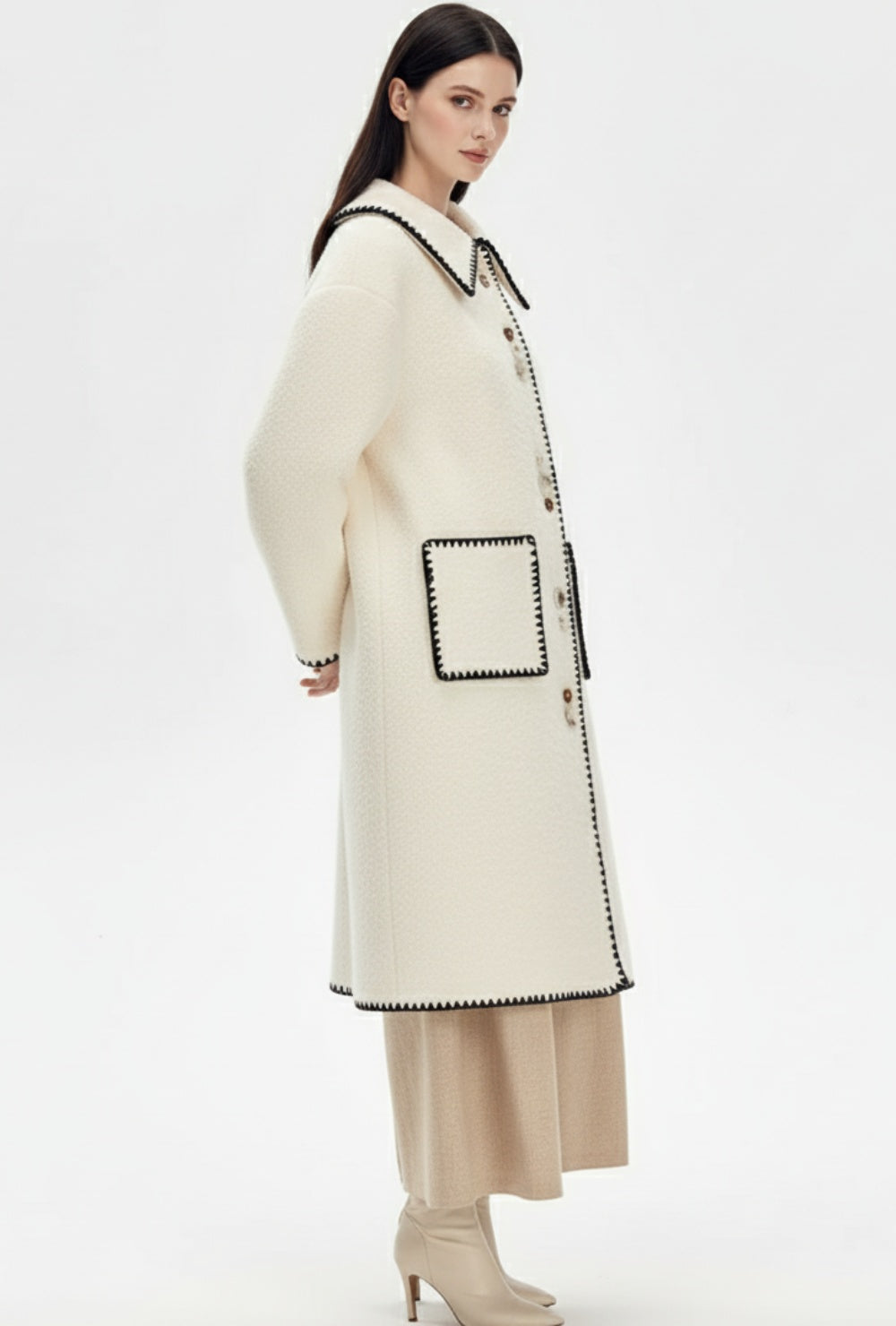 Kremowa płaszcz z wełny z kontrastowym haftem przy kołnierzu i kieszeniach