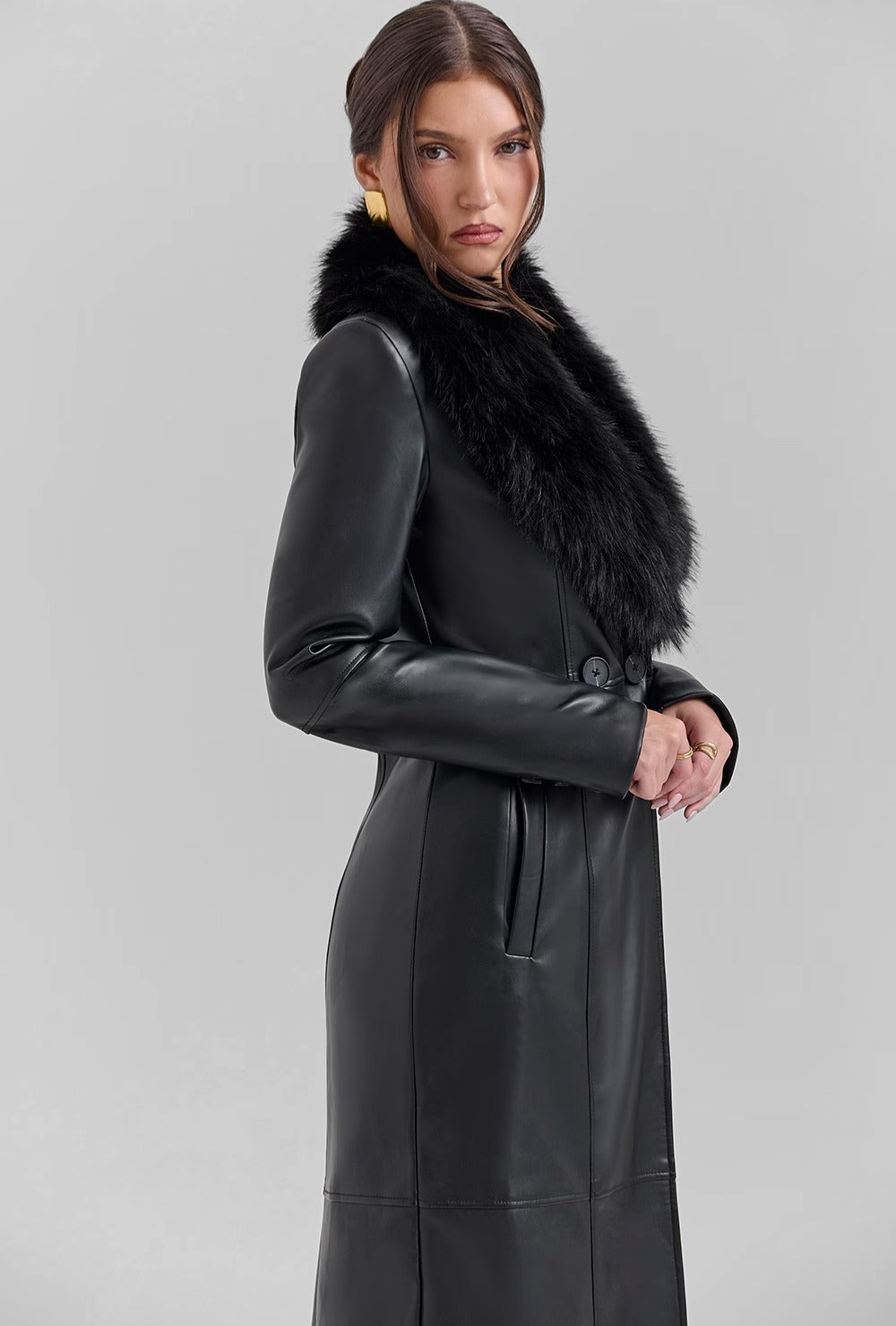 Długi płaszcz z wegańskiej skóry z odpinanym kołnierzem z imitacji futra