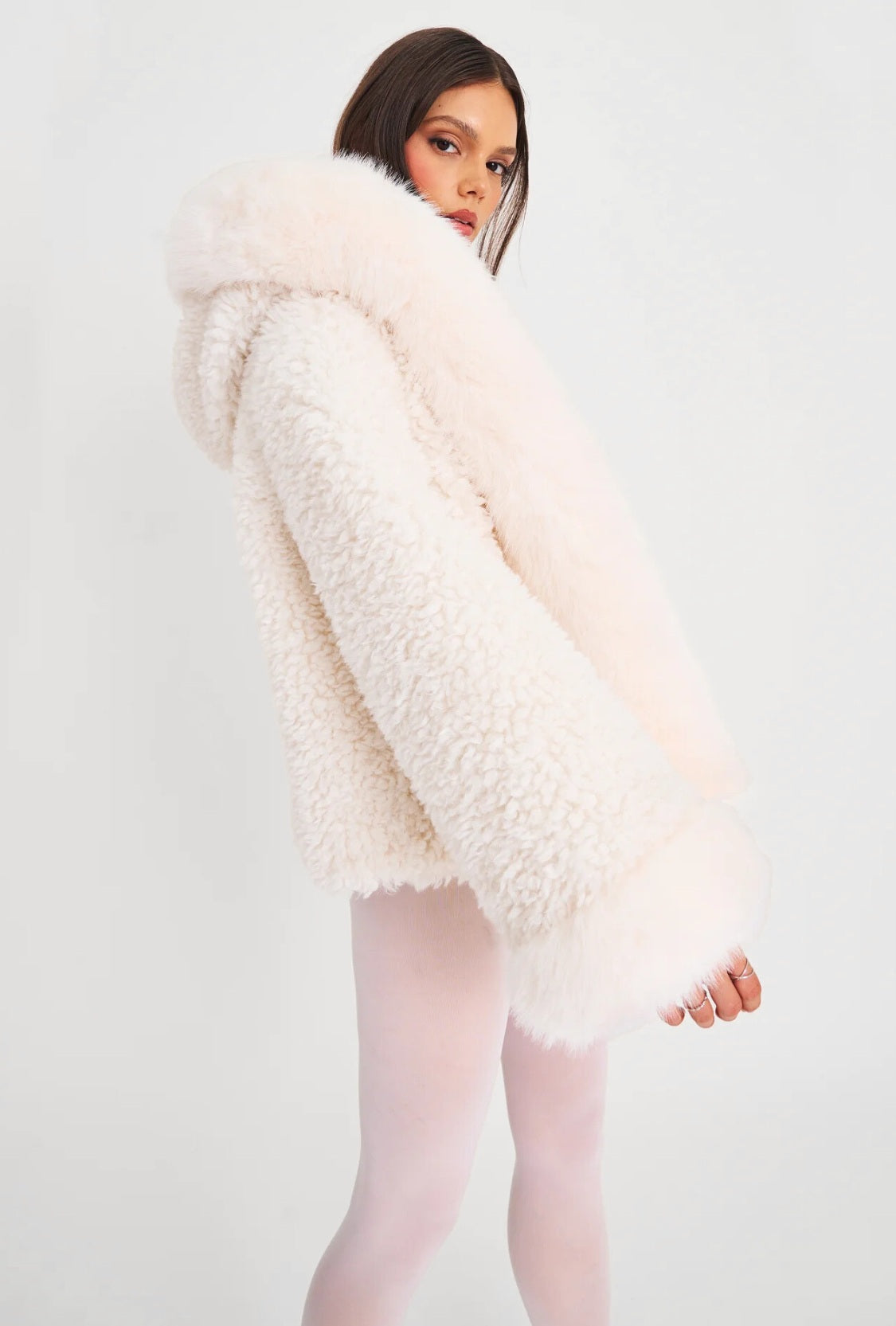 Krótka kurtka ze sztucznego futra z obszernym kapturem z długim włosiem