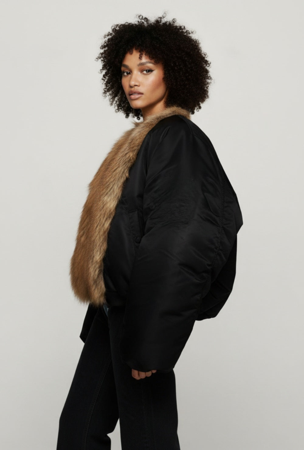 Kurtka bomber oversize z czarnym korpusem i brązowym futrzanym kołnierzem