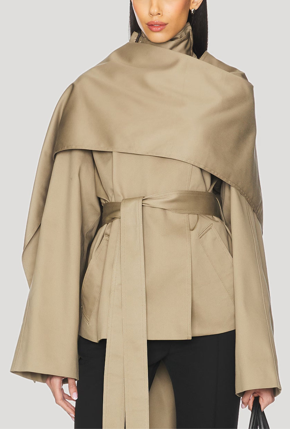 Krótki trencz z ozdobnym szalem i wiązaniem w talii