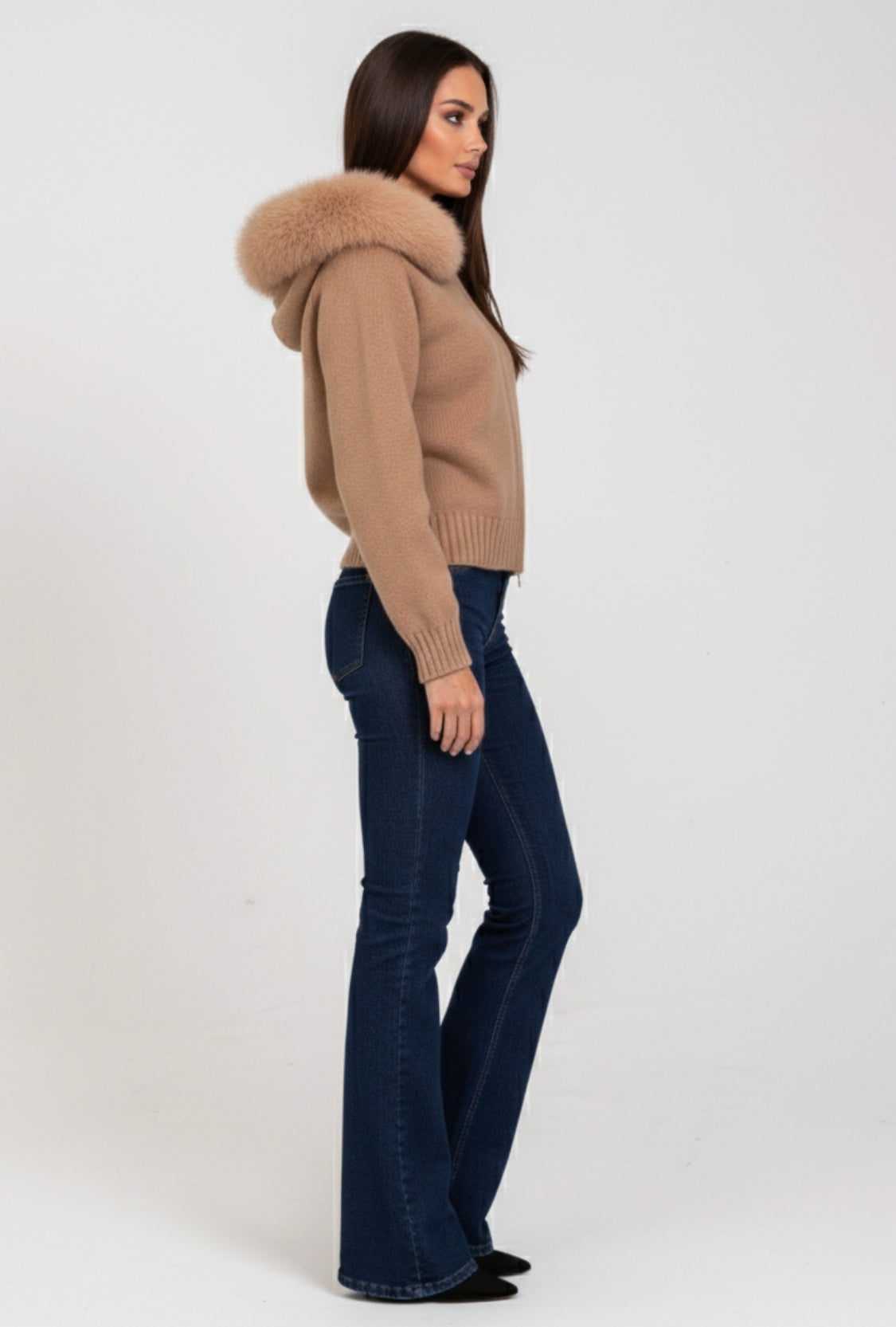 Kurtka dzianinowa z kapturem obszytym sztucznym futrem