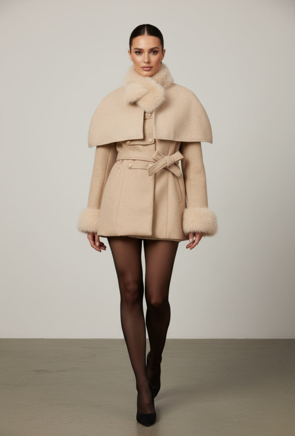 Krótki płaszcz z peleryną i paskiem w talii