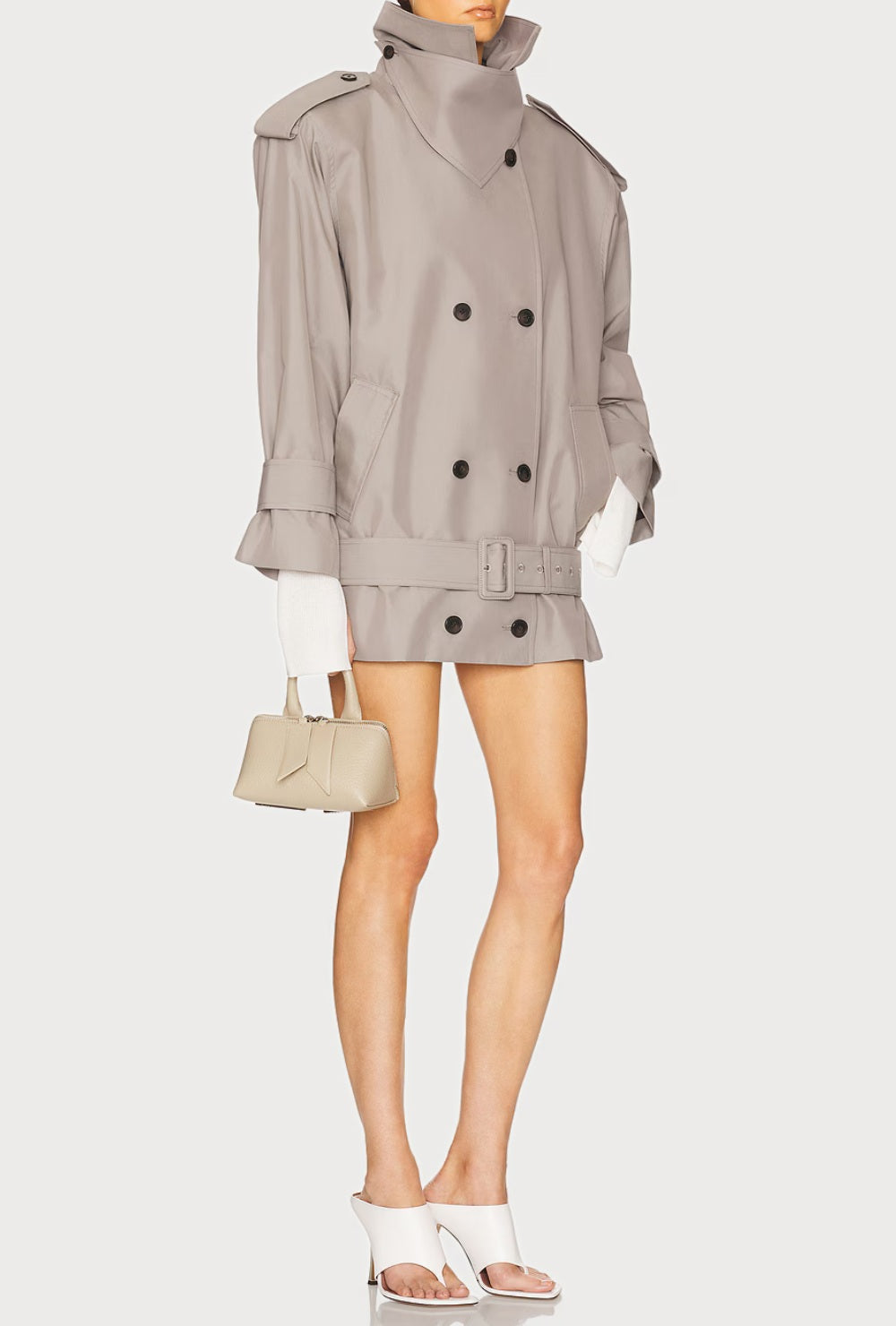 Krótki trencz w kolorze taupe z wysoką stójką, paskiem w talii i podwójnym zapięciem na guziki