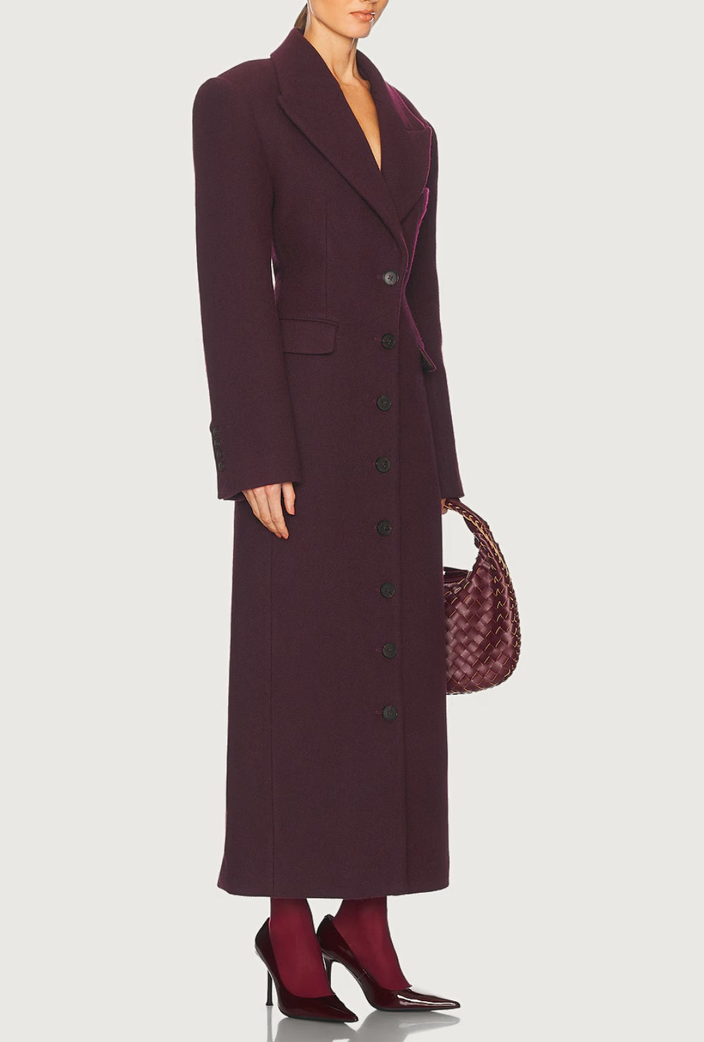 Długi wełniany oversize płaszcz z szerokimi ramionami i guzikami