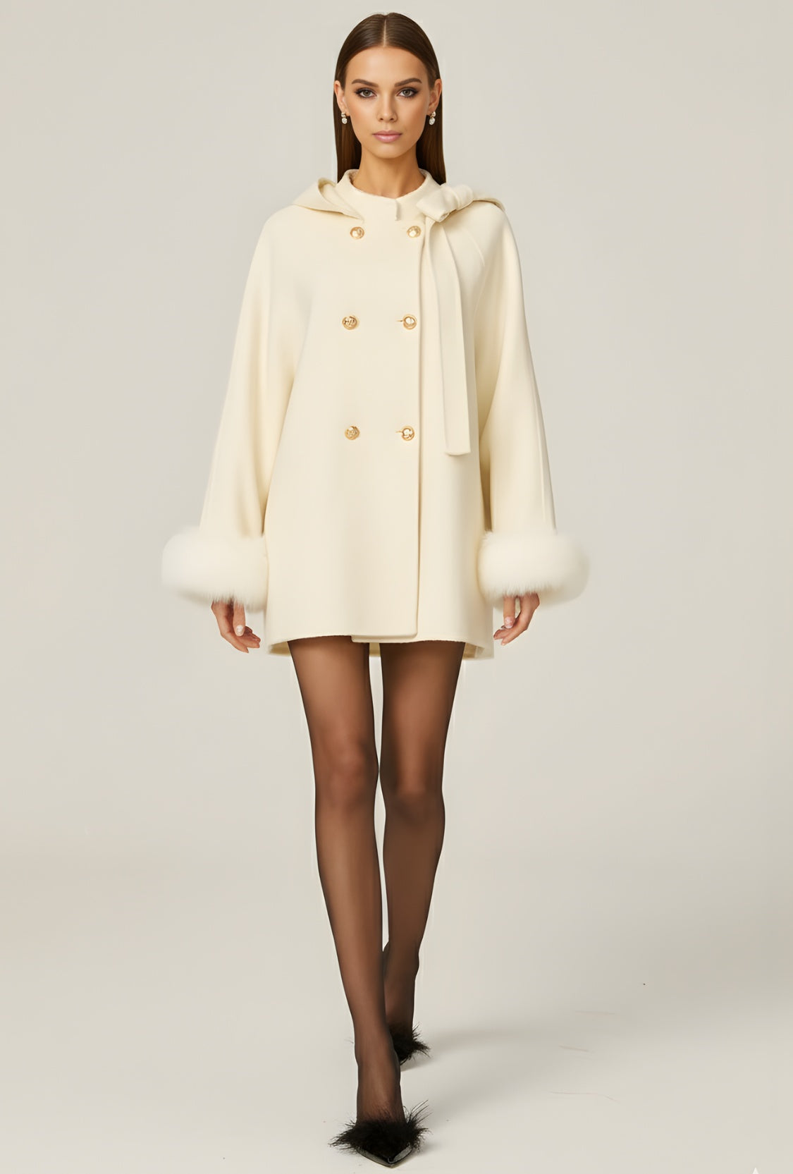 Biały krótki płaszcz z kokardą i futrzanymi mankietami z tkaniny wełnianej
