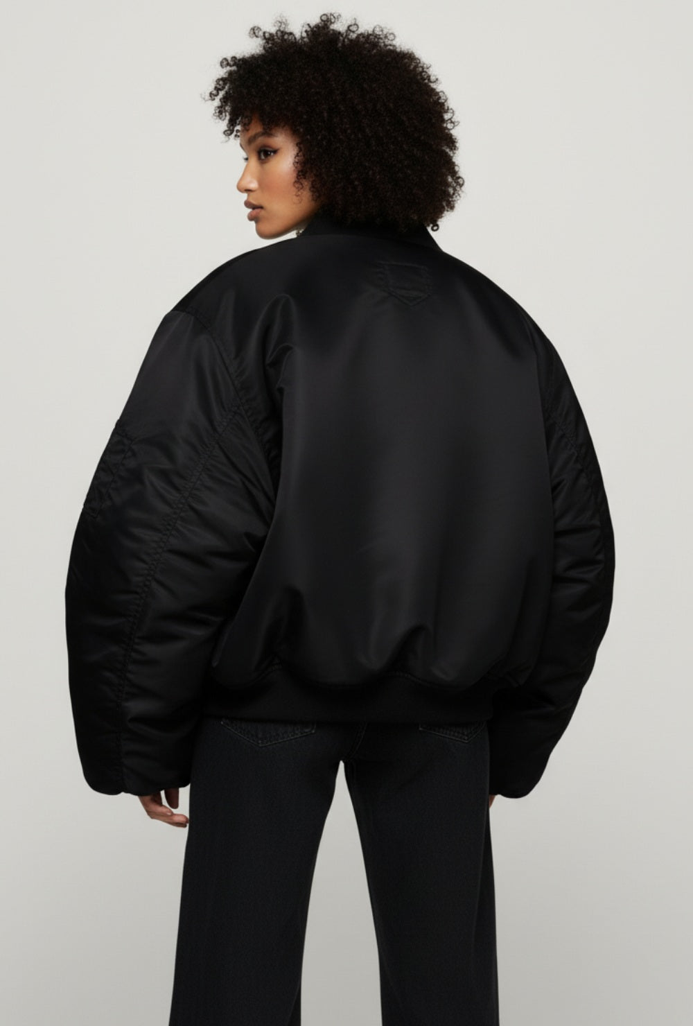 Kurtka bomber oversize z czarnym korpusem i brązowym futrzanym kołnierzem