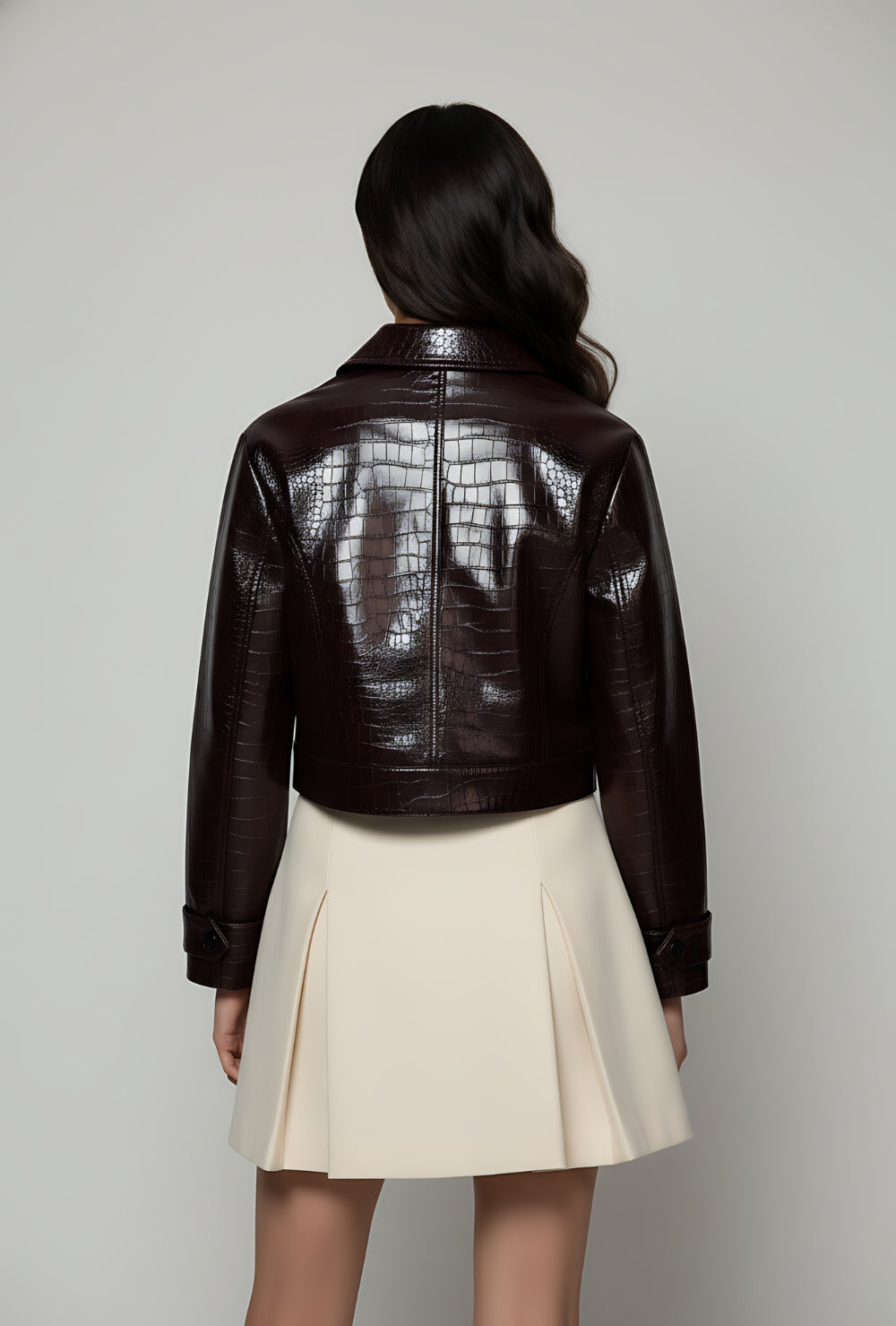 Kurtka krótka z ekologicznej skóry o fakturze krokodyla w kolorze ciemnobrązowym