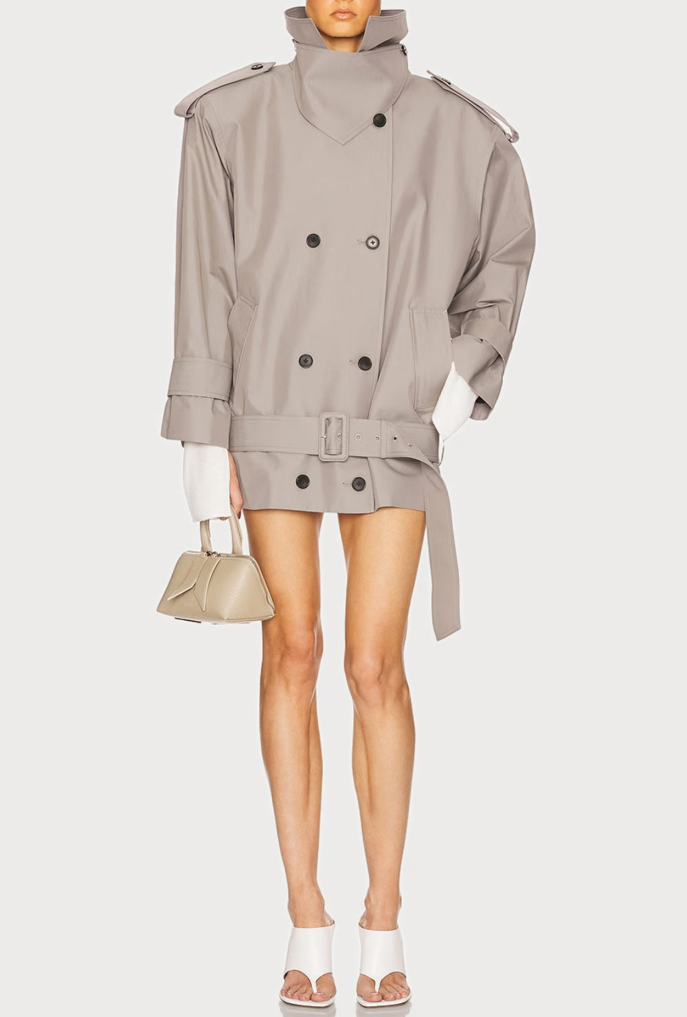 Krótki trencz w kolorze taupe z wysoką stójką, paskiem w talii i podwójnym zapięciem na guziki