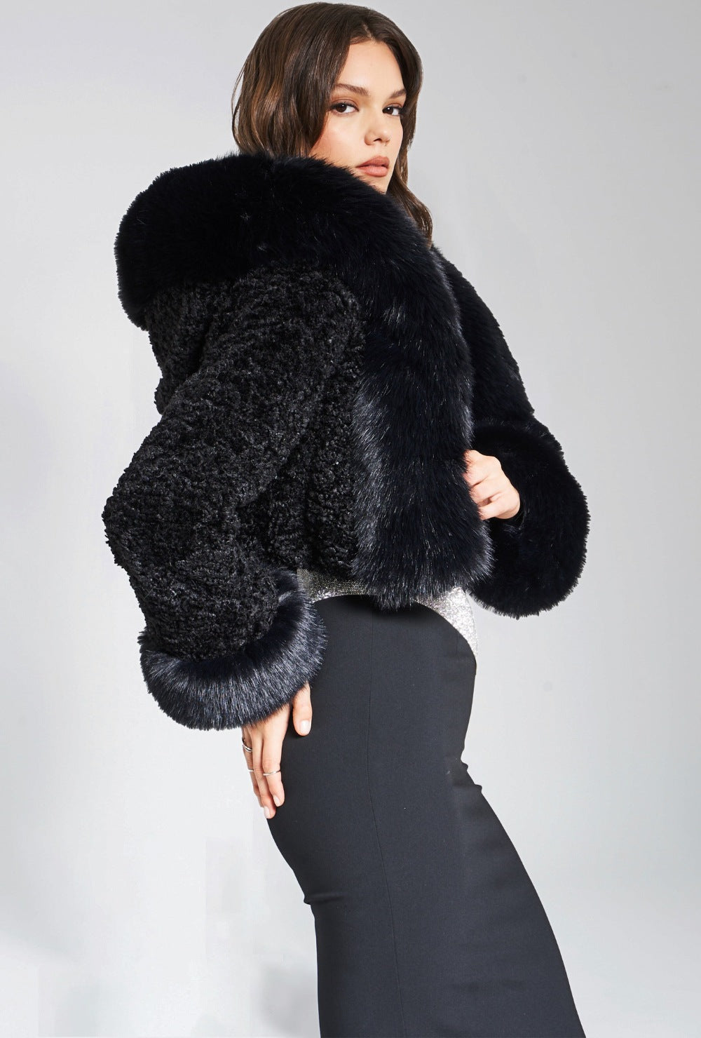 Krótka kurtka ze sztucznego futra z obszernym kapturem z długim włosiem