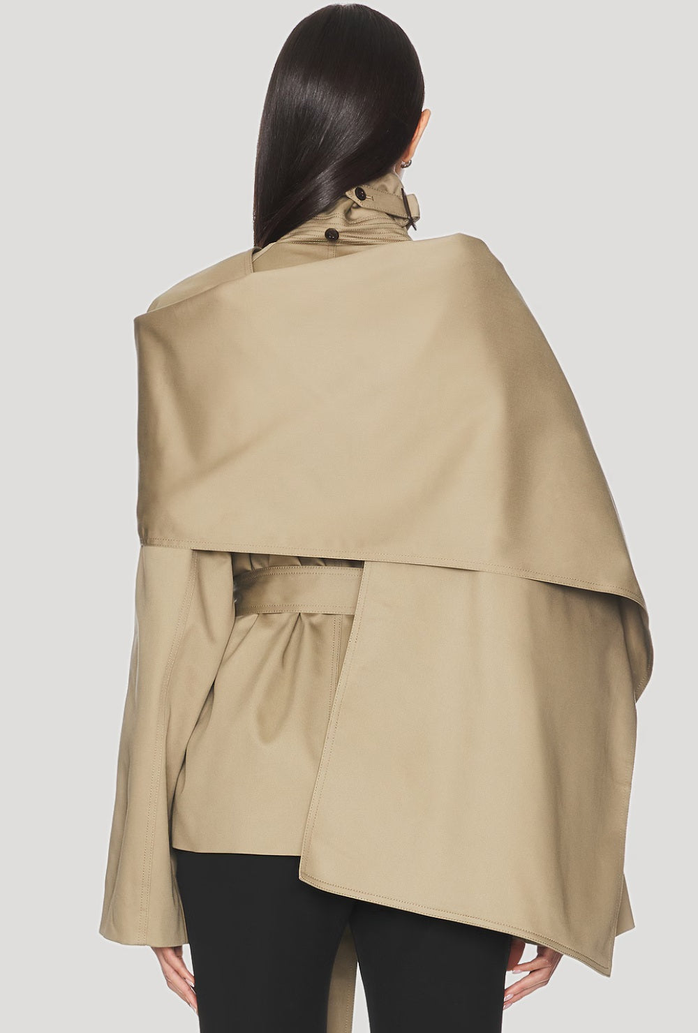 Krótki trencz z ozdobnym szalem i wiązaniem w talii