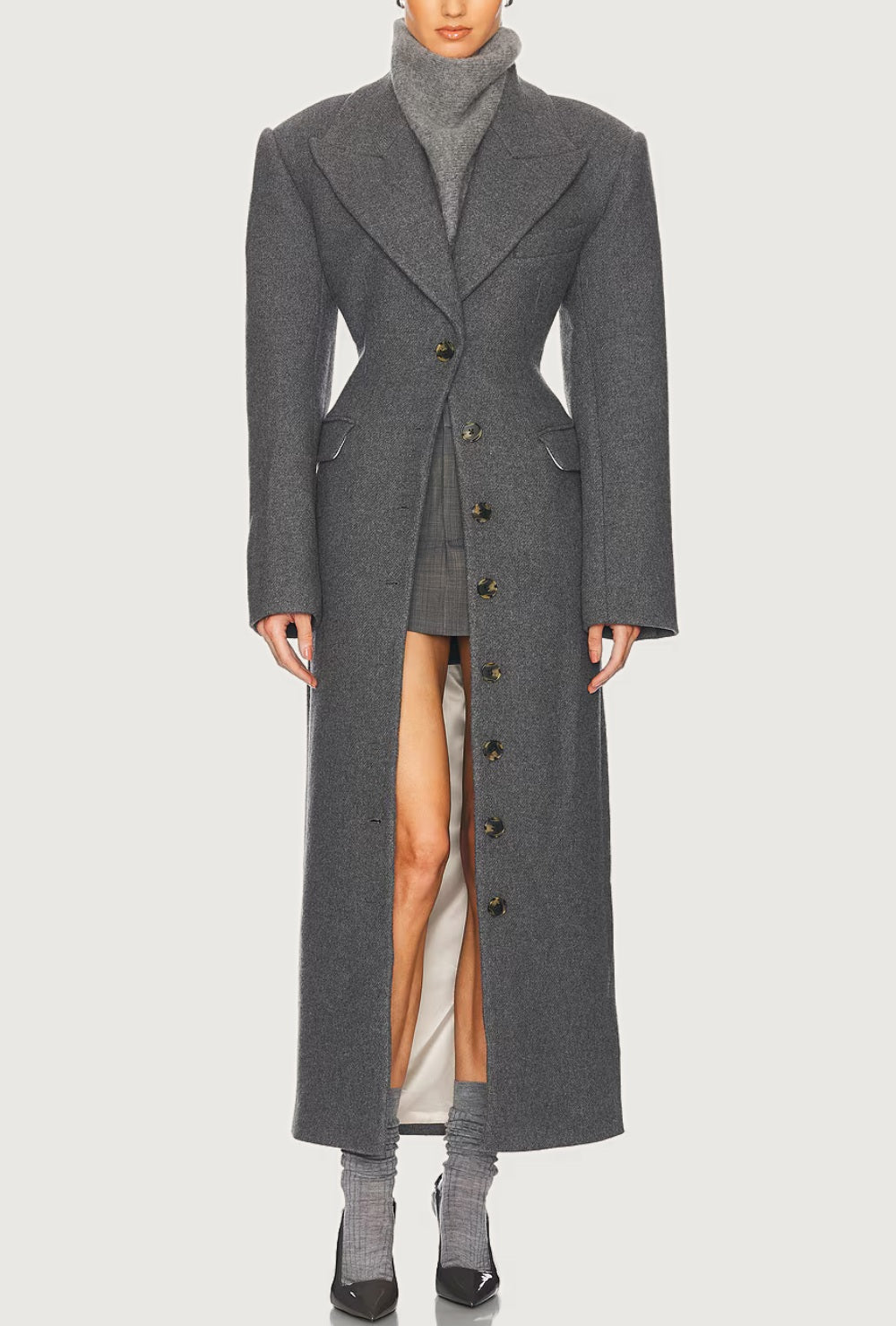 Długi wełniany oversize płaszcz z szerokimi ramionami i guzikami