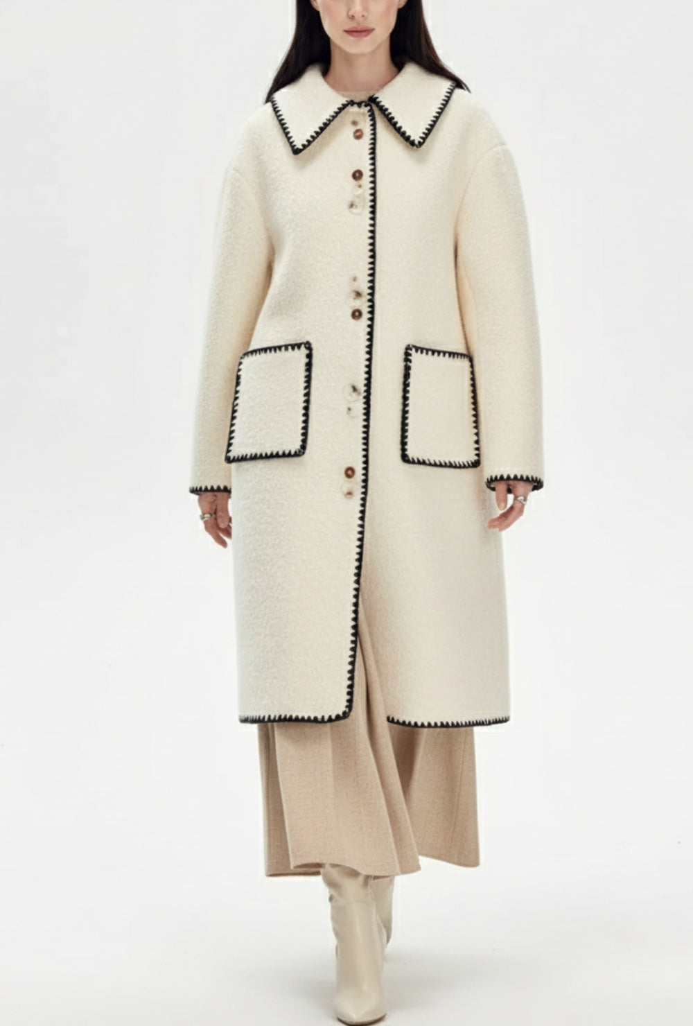Kremowa płaszcz z wełny z kontrastowym haftem przy kołnierzu i kieszeniach