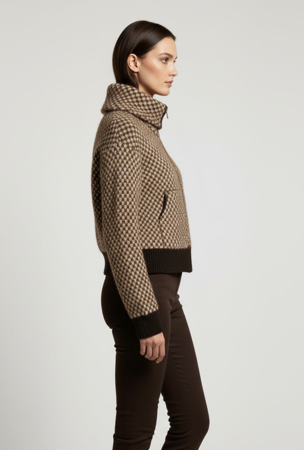 Kurtka z wysokim kołnierzem z dzianiny i sztucznego futra w brązowo-beżowy wzór