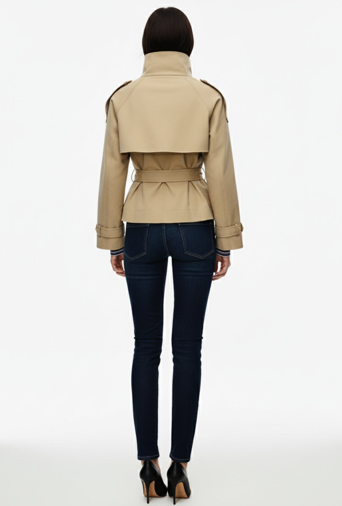 Krótki trencz z paskiem i wysokim kołnierzem o klasycznym kroju