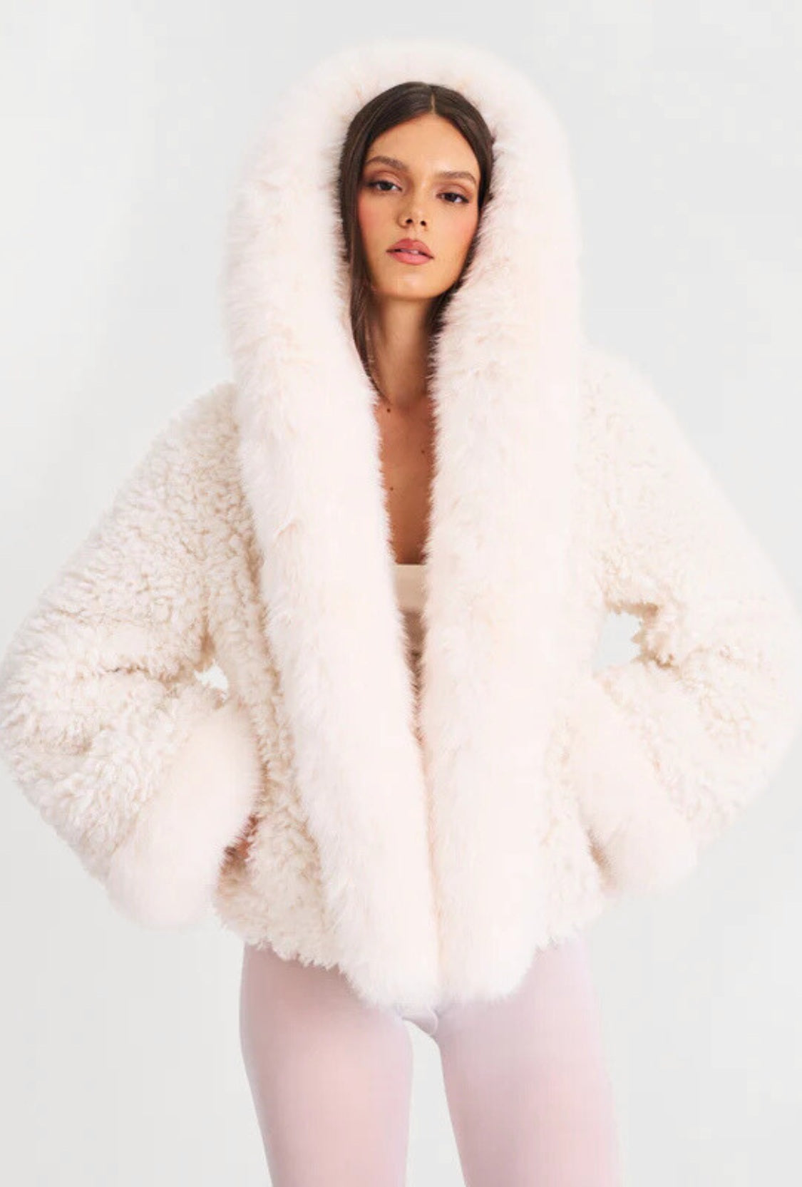 Krótka kurtka ze sztucznego futra z obszernym kapturem z długim włosiem