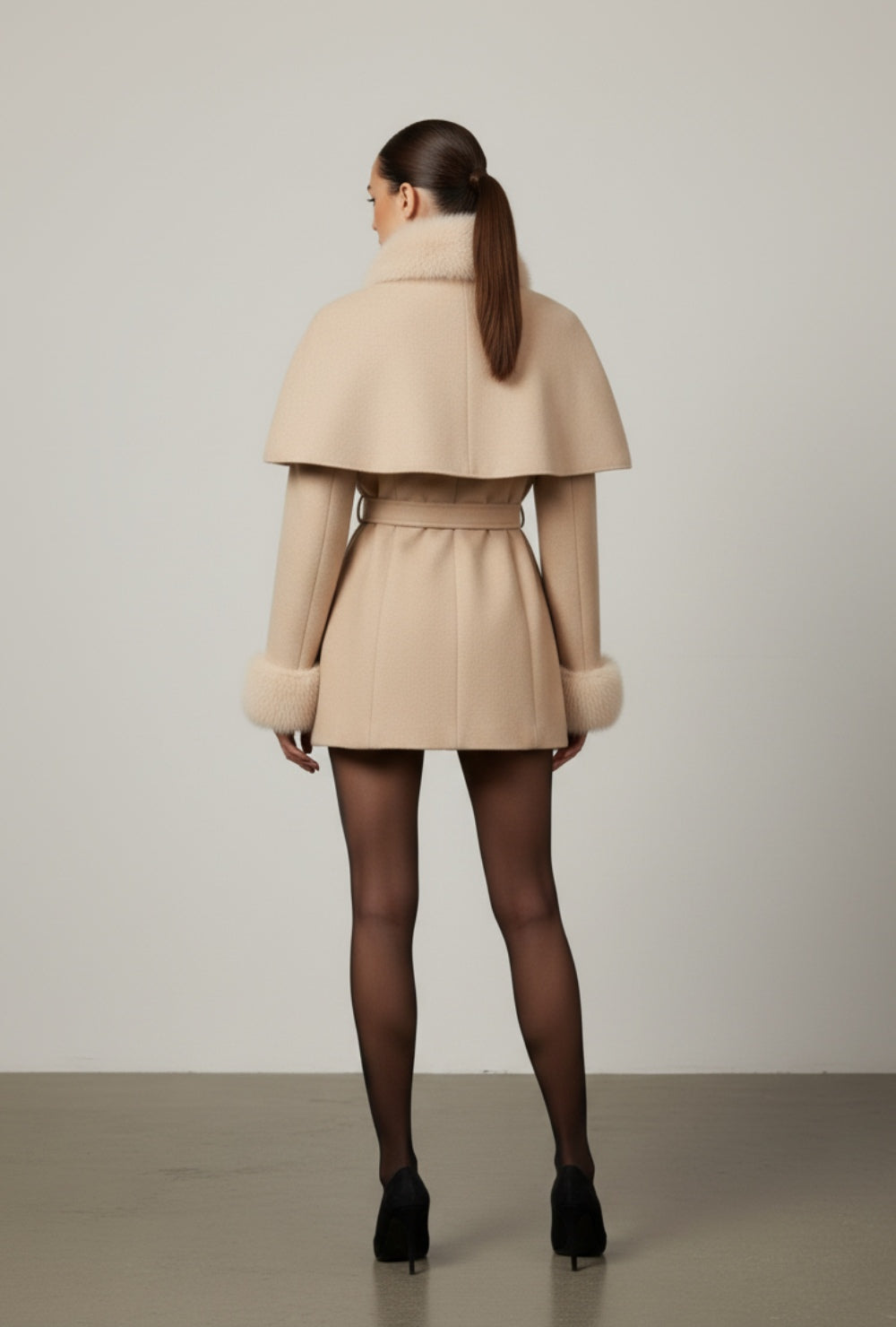 Krótki płaszcz z peleryną i paskiem w talii