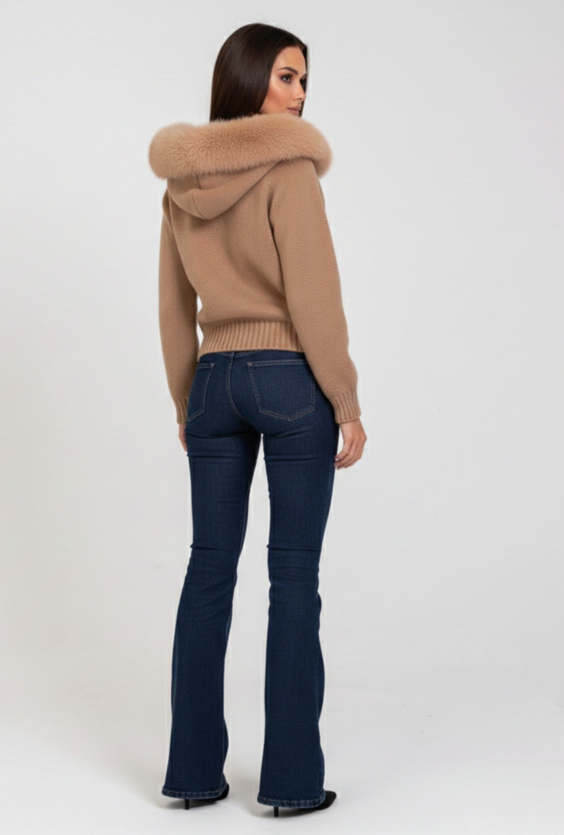 Kurtka dzianinowa z kapturem obszytym sztucznym futrem