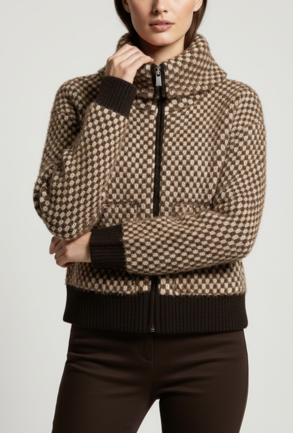 Kurtka z wysokim kołnierzem z dzianiny i sztucznego futra w brązowo-beżowy wzór