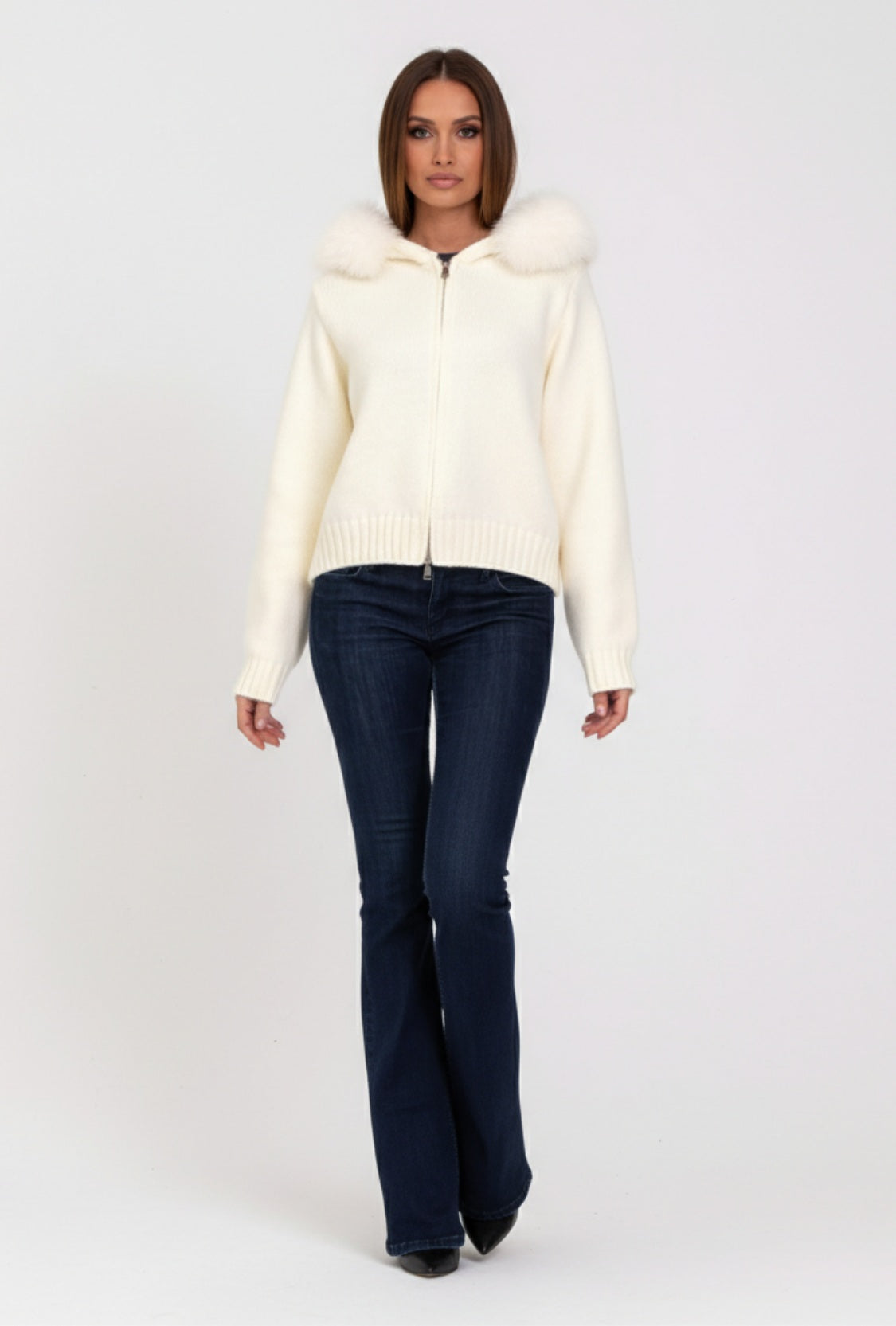 Kurtka dzianinowa z kapturem obszytym sztucznym futrem