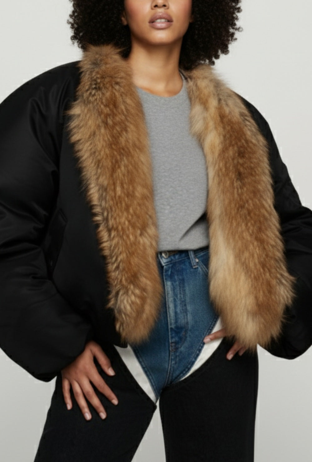 Kurtka bomber oversize z czarnym korpusem i brązowym futrzanym kołnierzem