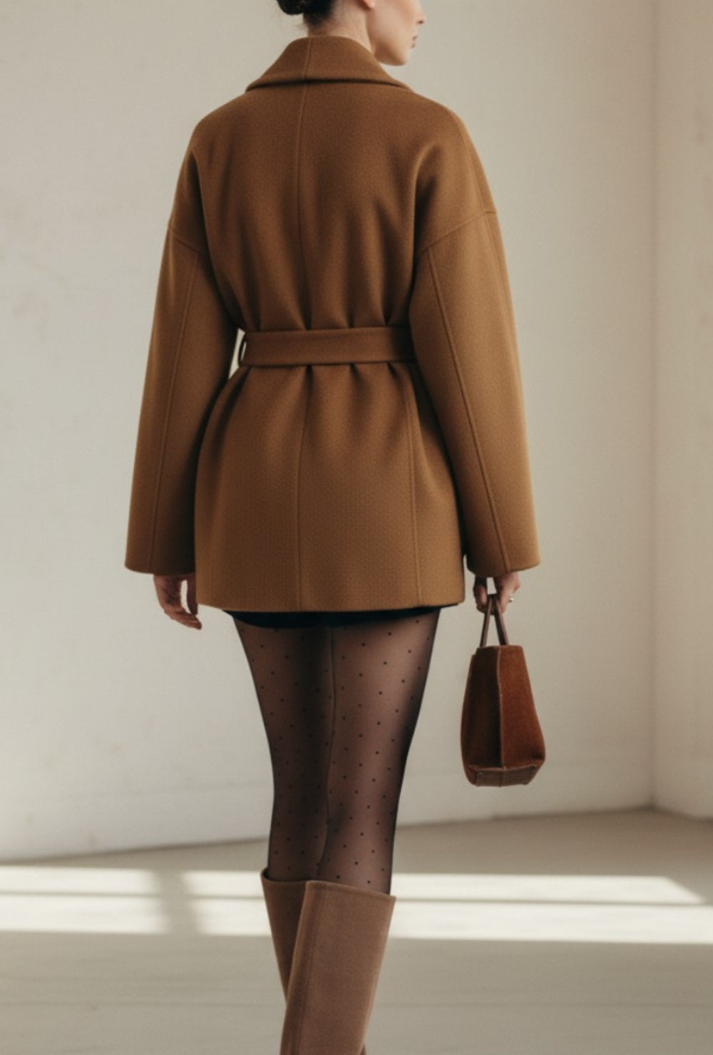 Tweedowy płaszcz z paskiem w talii, szerokim kołnierzem i naszywanymi kieszeniami