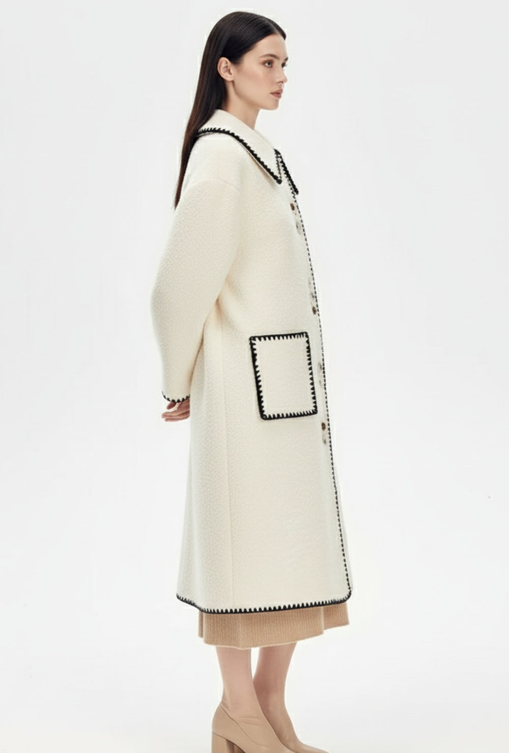 Kremowa płaszcz z wełny z kontrastowym haftem przy kołnierzu i kieszeniach
