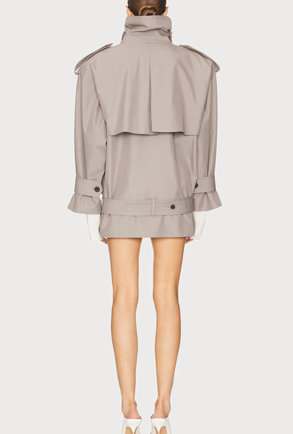 Krótki trencz w kolorze taupe z wysoką stójką, paskiem w talii i podwójnym zapięciem na guziki