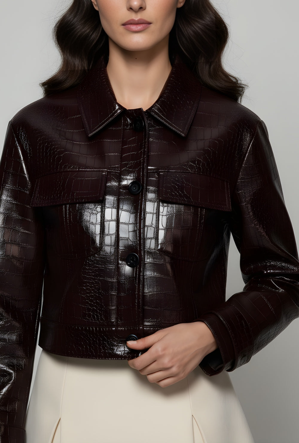 Kurtka krótka z ekologicznej skóry o fakturze krokodyla w kolorze ciemnobrązowym