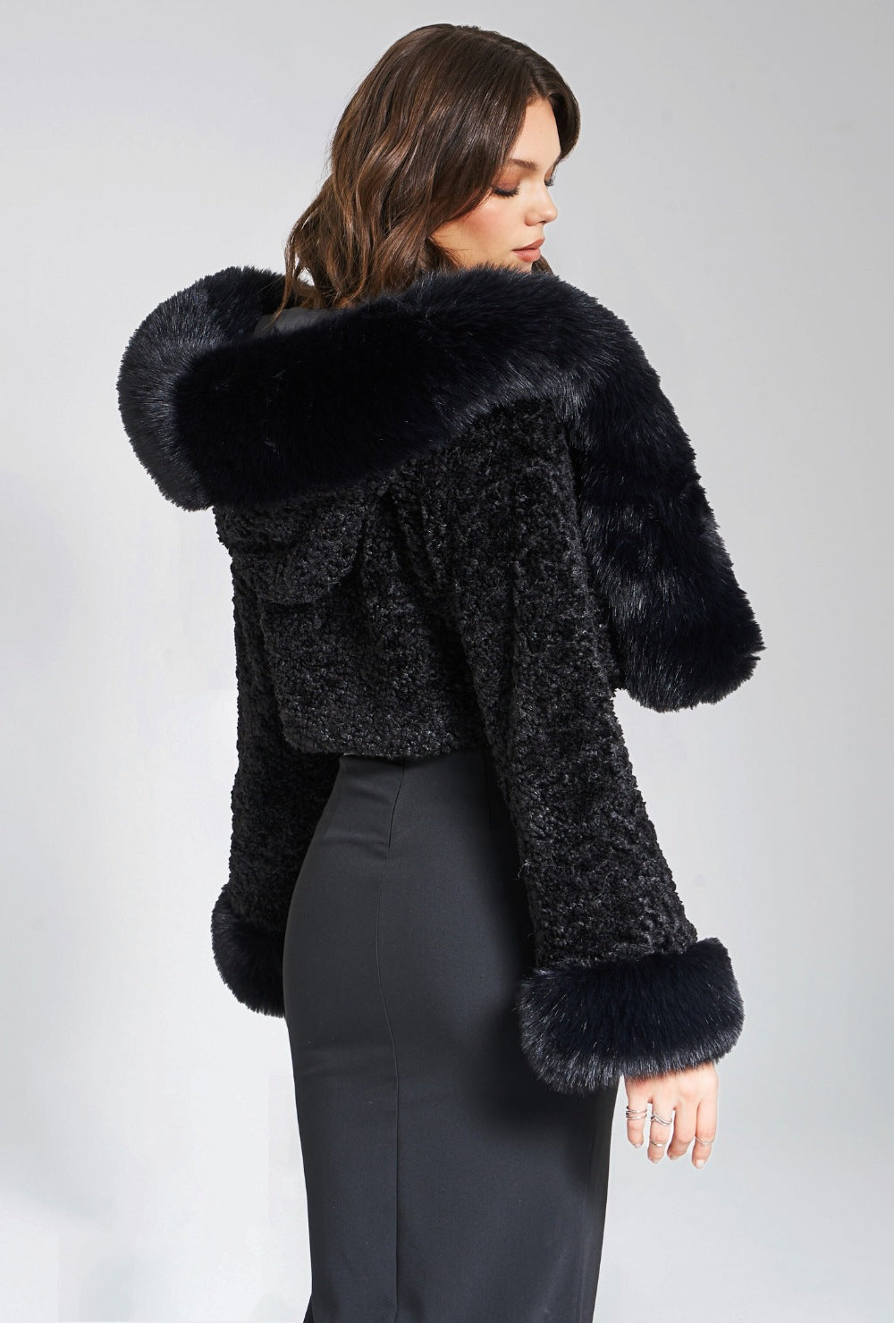 Krótka kurtka ze sztucznego futra z obszernym kapturem z długim włosiem