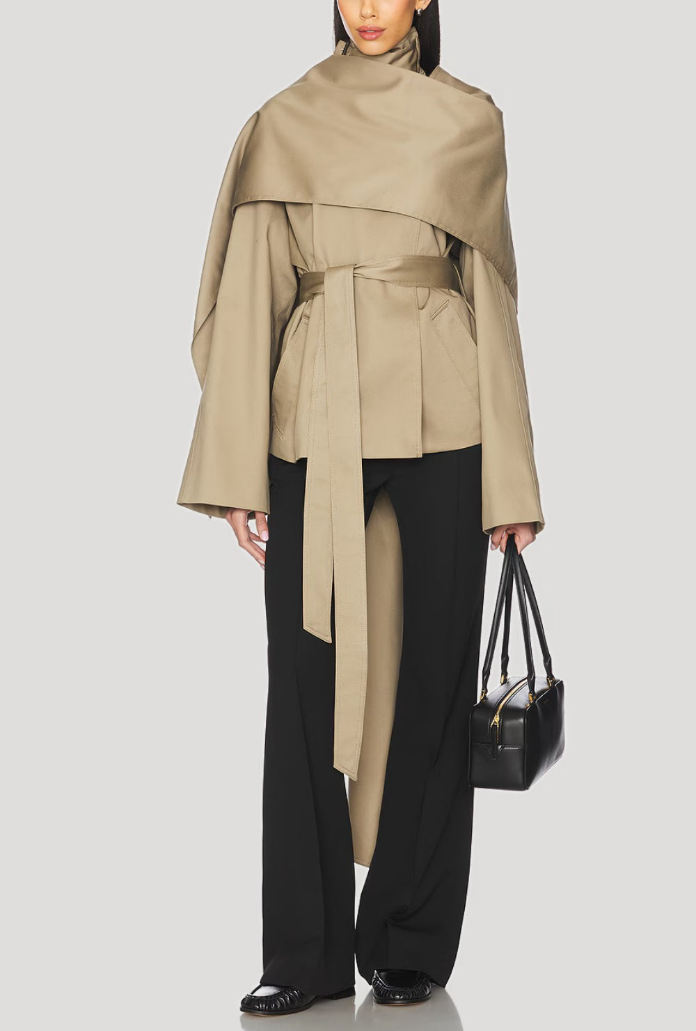 Krótki trencz z ozdobnym szalem i wiązaniem w talii